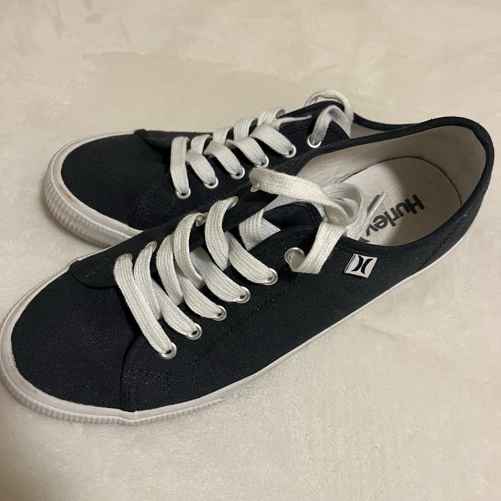 Hurley navy canvas shoes. Great looking shoe.